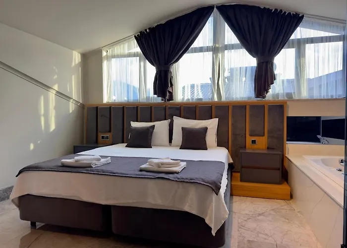 Burberry&sauna Whirlpool Turkish Bath Pool Bbq 别墅