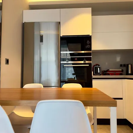 Sehir Merkezinde, Oezel Havuzlu, Saunali, Jakuzili, Tuerk Hamamli Ve Barbekuelue Muestakil Villa *