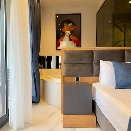 Sehir Merkezinde, Oezel Havuzlu, Saunali, Jakuzili, Tuerk Hamamli Ve Barbekuelue Muestakil Villa *