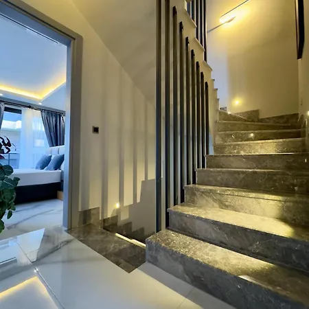 Villa Sehir Merkezinde, Oezel Havuzlu, Saunali, Jakuzili, Tuerk Hamamli Ve Barbekuelue Muestakil Fethiye