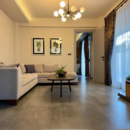 Villa Sehir Merkezinde, Oezel Havuzlu, Saunali, Jakuzili, Tuerk Hamamli Ve Barbekuelue Muestakil Fethiye